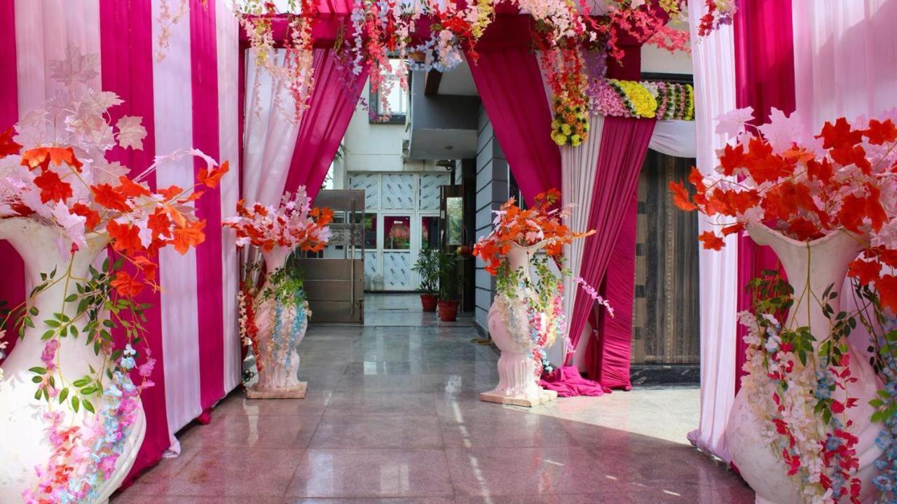 Shourya Hotel And Banquet Noida Zewnętrze zdjęcie
